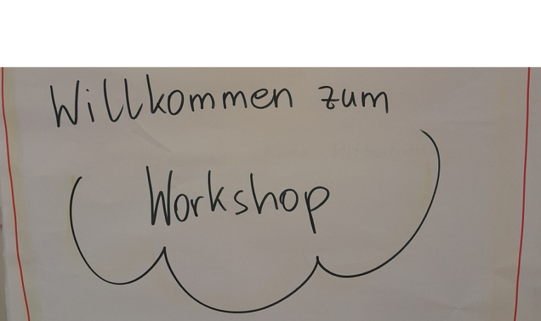 Foto eines Flipcharts. Darauf zu lesen ist: Willkommen zum Workshop.