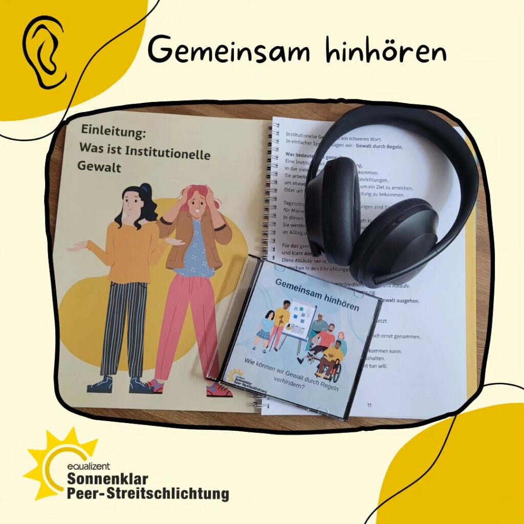 Zu sehen ist das aufgeschlagene Handbuch von Sonnenklar. Auf dem Handbuch liegt eine CD auf der steht "Gemeinsam hinhören", daneben liegt ein Kopfhörer.