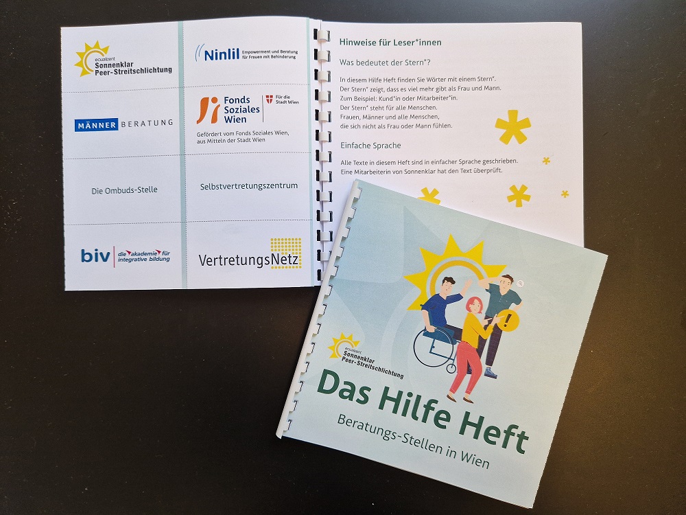 2 Exemplare des Hilfte Hefts der Agentur Sonnenklar liegt auf einem schwarzen Hintergrund. Eines ist aufgeschlagen und zeigt Logos von Beratungsstellen. Das Andere ist zugeklappt.