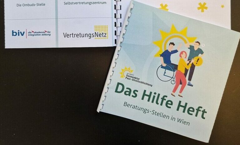 2 Exemplare des Hilfte Hefts der Agentur Sonnenklar liegt auf einem schwarzen Hintergrund. Eines ist aufgeschlagen und zeigt Logos von Beratungsstellen. Das Andere ist zugeklappt.